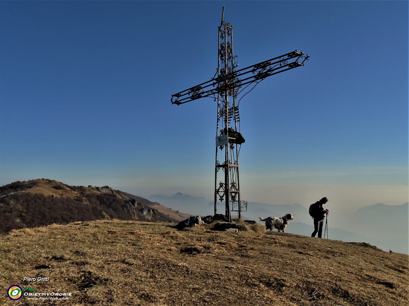 26 Alla elaborata croce di vetta dello Zuc de Valmana (1546 m) con vista verso I Canti.JPG